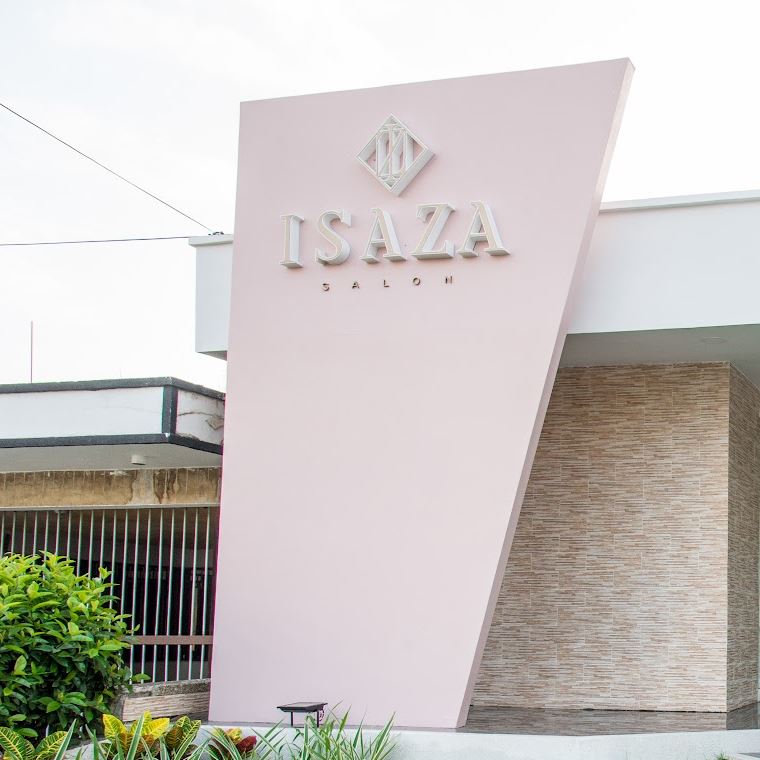 Fachada de Isaza Salón en la Calle 59 de Montería: muro rosado con el logo en relieve