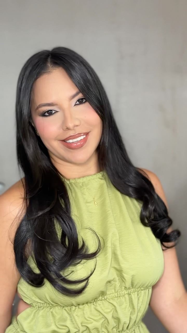 Clienta con ondas largas y maquillaje
