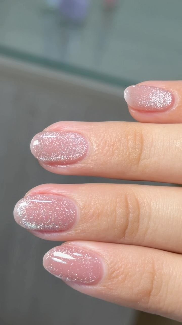 Uñas cortas en rosa con brillo, hechas en Isaza Salón